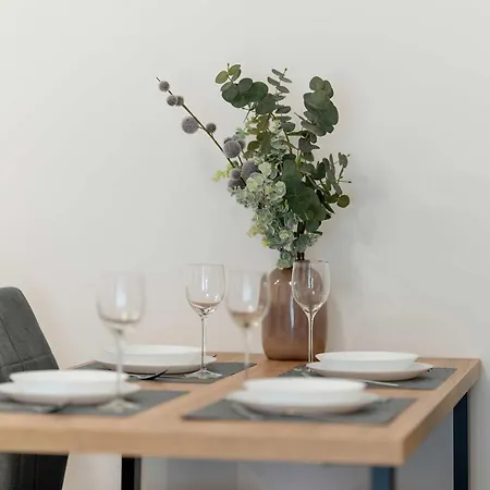 아파트 Spacious With Functional Interiors Parking & Balcony By Renters 포즈난