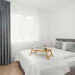 Spacious With Functional Interiors Parking & Balcony By Renters Διαμέρισμα *