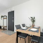 Spacious With Functional Interiors Parking & Balcony By Renters Διαμέρισμα *