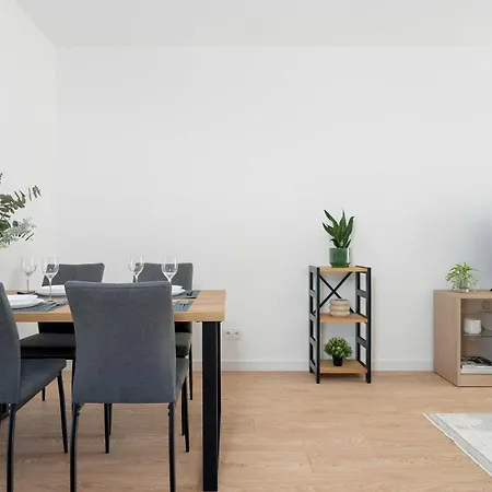 Spacious With Functional Interiors Parking & Balcony By Renters Lejlighed