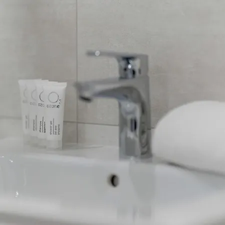 شقة Spacious With Functional Interiors Parking & Balcony By Renters بوزنان