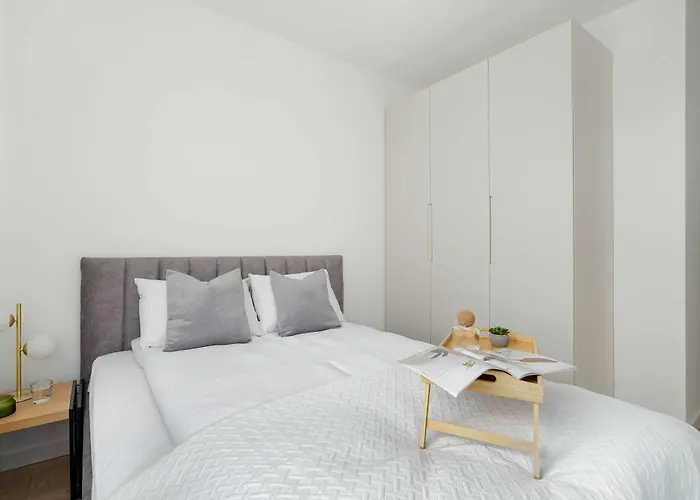 Spacious With Functional Interiors Parking & Balcony By Renters *